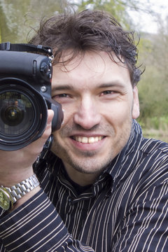 Mann mit Digitalkamera, Fotograf, Fotoreporter