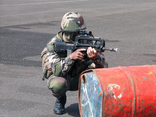 militaire en position de tir