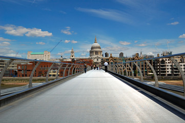 Obraz premium St Paul Cathedral and the Millennium Bridge