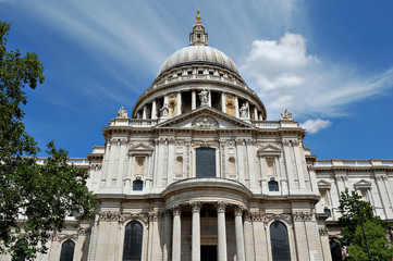 Fototapeta na wymiar Vertical View of St Paul Cathedral