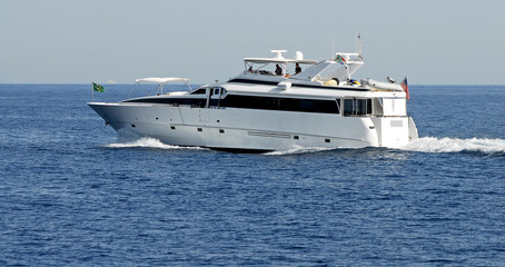 motor yacht in navigazione