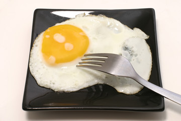 fried egg on black dish