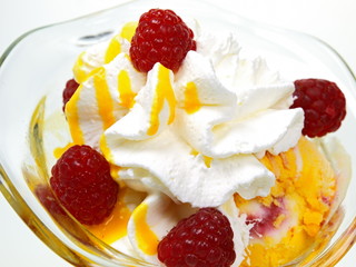 mangoeis mit himbeeren und sahne