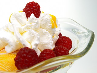 mangoeis mit himbeeren und sahne