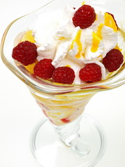 mangoeis mit himbeeren und sahne