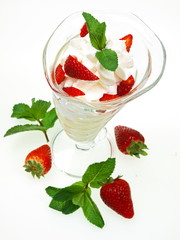 vanilleeis mit erdbeeren und sahne