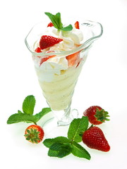 vanilleeis mit erdbeeren und sahne