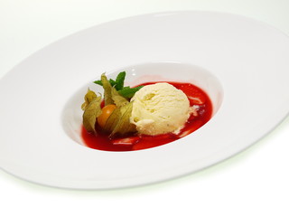 festtags dessert,eiscreme auf erdbeerkompott