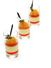 panna cotta dessert mit erdbeergelee, dessert büffet