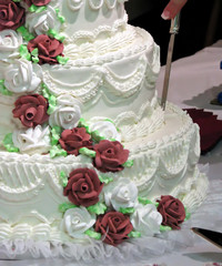 cutting wedding cake