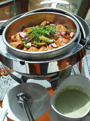 gewürzhähnchen mit kräuterjoghurtdressing,büffet