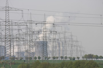 Strommasten mit Kraftwerk