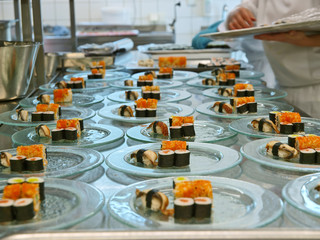 profikoch bereitet sushi tellerreihen,bankett,gastronomie
