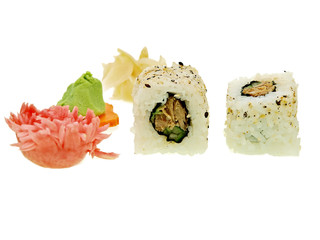 umgekehrte sushi rollen mit gekochter tuna fisch und gurke