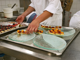 festtags vorberetungen,konditor am dessertanrichten,bankett