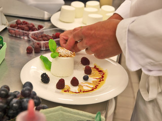 festtags vorbereitungen, konditor am dessertanrichten,bankett