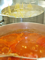 kochschritte, zubereitung, spaghetti mit tomatensauce