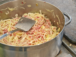 kochschritte, zubereitung, gebratenezwiebel mit speck
