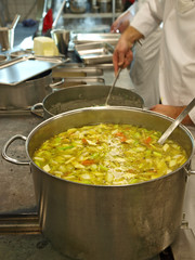 haute cuisine kochschritte, profikoch, suppe mit mehlbutter