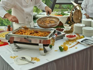 Crédence de cuisine en verre imprimé Buffet, Bar profikoch bereitet italienische nudeln am büffet zu