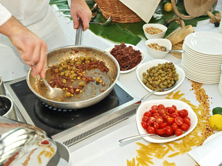 trendy frontcooking,profikoch kocht pasta,bankett gastronomie
