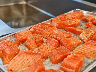 küche an festtagen,gesalzener lachs,mise en place