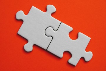 Pièces de puzzle blanches en diagonal sur fond orange