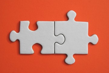 Pieces de puzzle blanc sur fond orange - 8234123