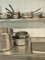 k&uuml;chen utensilien,t&ouml;pfe und pfannenstapel