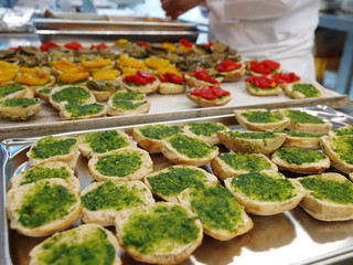 profikoch bereitet kaffeepause büffet,bankett gastronomie