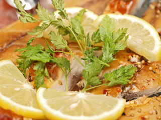vorspeise büffet, räucherfisch,makrele mit gewürze,zitrone