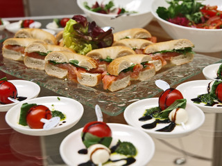 wellness büffet,belegte brötchen mit räucherlachs,salat