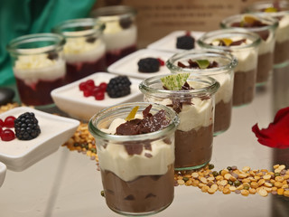 festtags büffet,schokoladenmousse,panna cotta,rote grütze