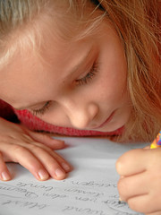 Kind bei den Hausaufgaben
