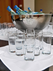 büffet/bar,wasserflasche im eiskühler