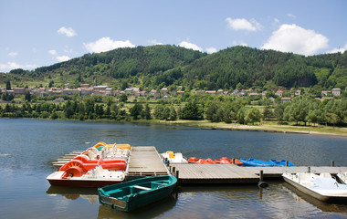 L'embarcadère aux pédalos du lac de Saint-Martial en Ardèche
