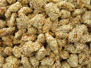 Peanuts with sesame and honey