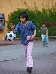 kinder beim ballspielen,geschwister wettkampf