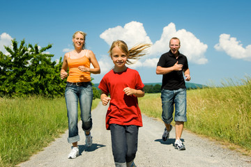 Familie joggt