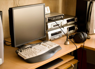 Obraz na płótnie Canvas Miejsce pracy z komputerem i sprzętem audio