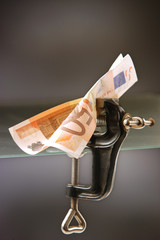 Euro nella morsa