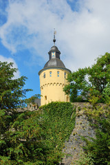 Fototapeta na wymiar Zamek z murami i żółtym wieży