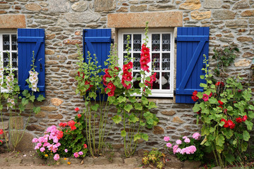 Fototapeta na wymiar Dom z kwiatów w Bretanii