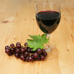 Redwine and grapes