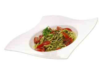 spaghetti mit pesto sauce und frische tomaten