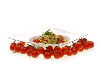 spaghetti mit pesto sauce,frische tomaten und basilikum