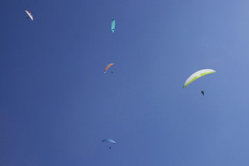 Paraglider am Himmel