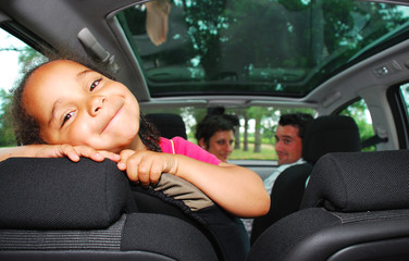 Jeunes parents en voiture 