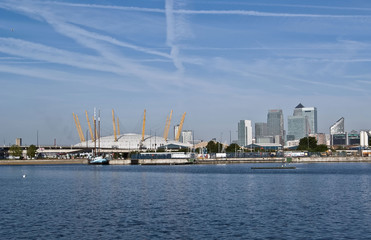 Fototapeta na wymiar Canary Wharf, widok z dok Royal Victoria, Docklands