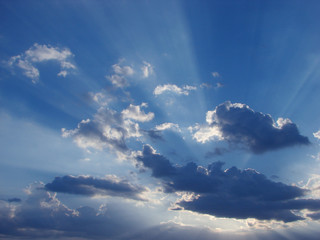 Fototapeta na wymiar Chmury i promienie słońca 12